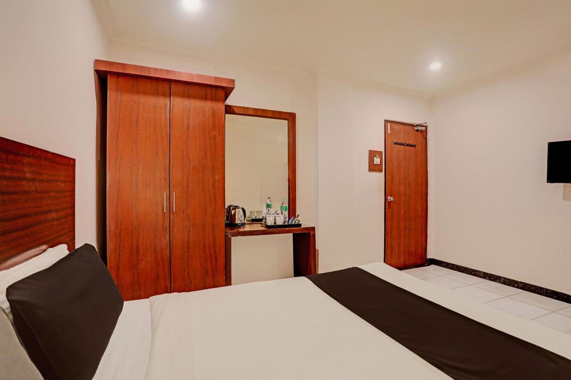 Hotel Airport Land New Delhi Exterior photo