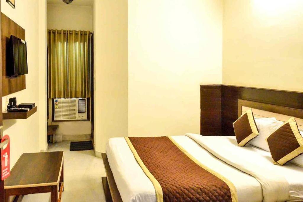 Hotel Airport Land New Delhi Exterior photo